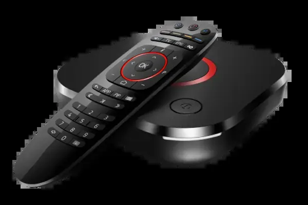 Box IPTV de type MAG noire avec sa télécommande, prête pour l’installation